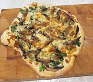 Spinach, rocket, mushroom & blue cheese on an olive oil base